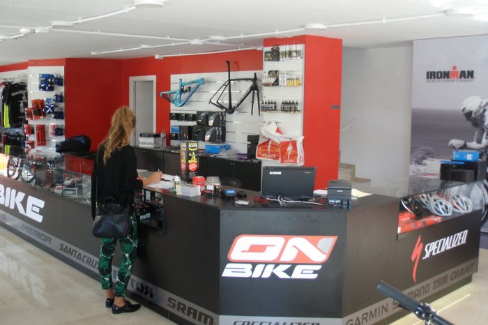 diseño tienda onbike alcoy mostrador